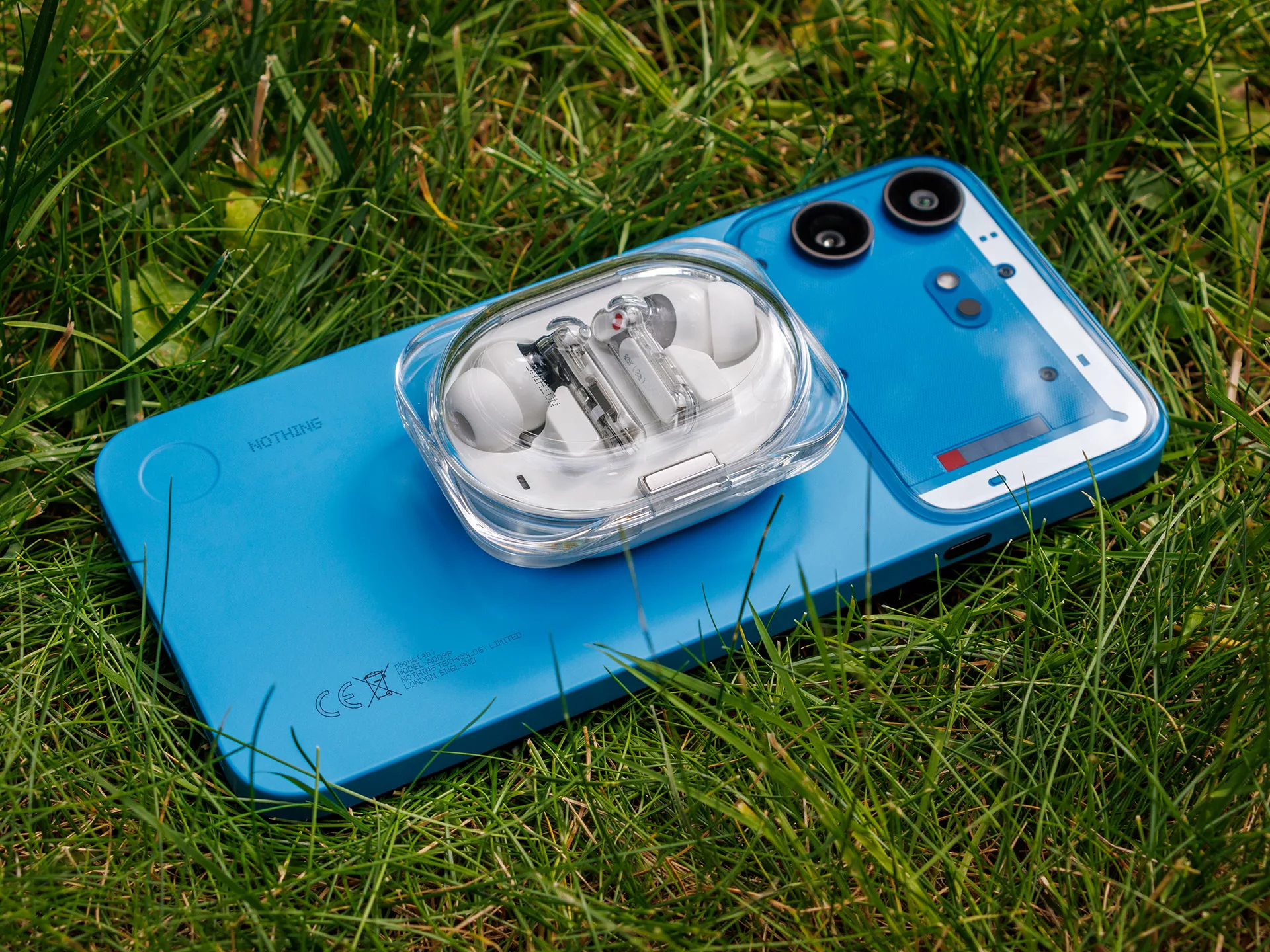 aPic_Nothing_Phone_4b_with_Ear_3a-3219