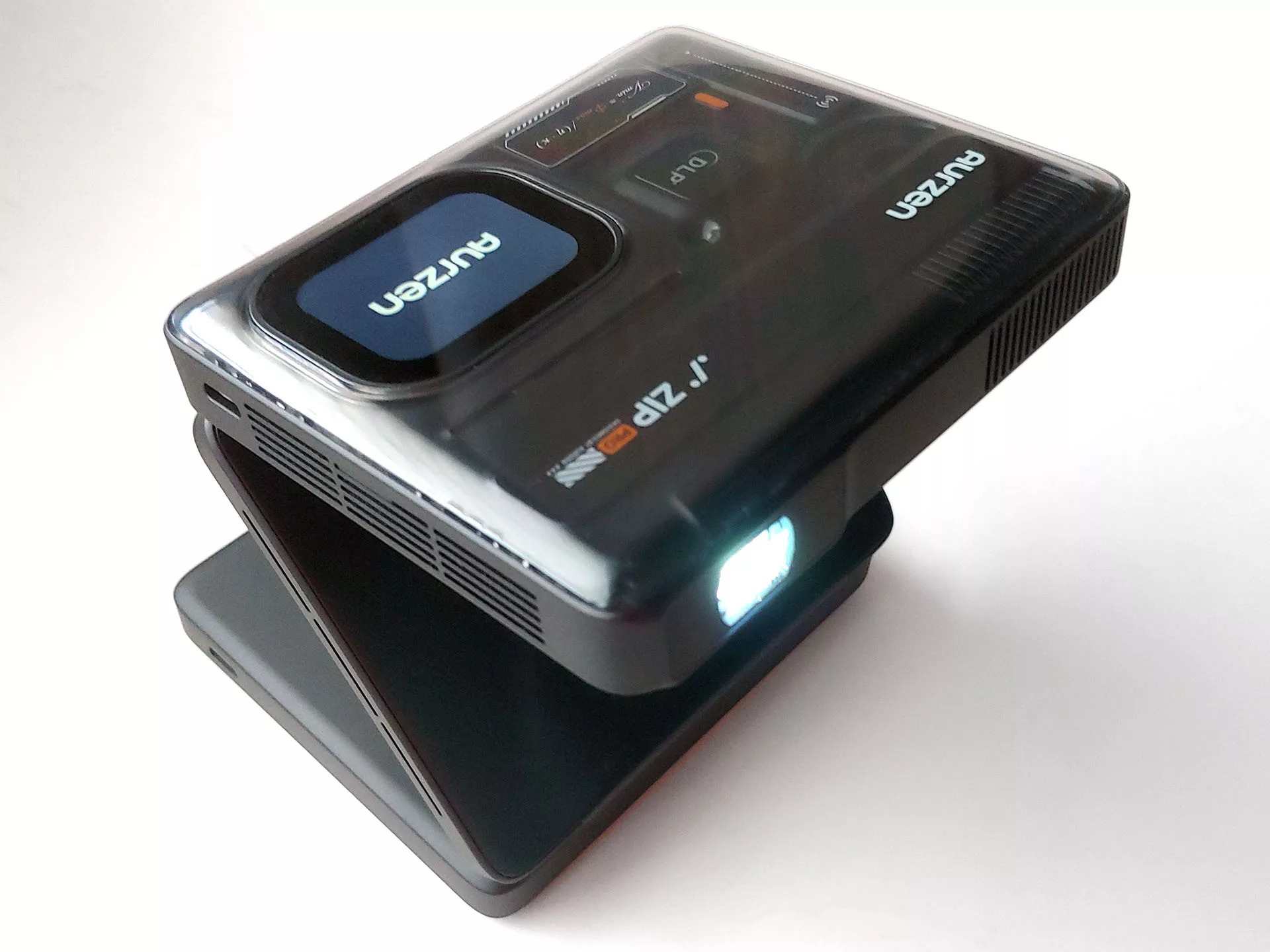 Aurzen Zip Pro tri-fold 1080p projector: Superb pocketable design